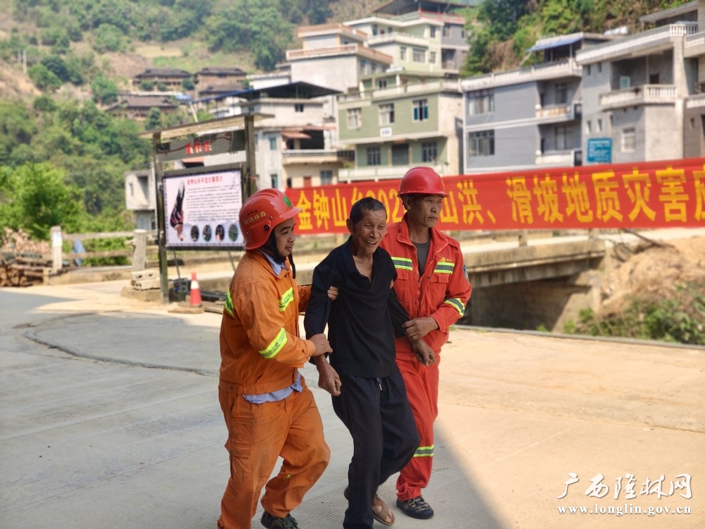 搀扶老人转移。陈正宇 摄