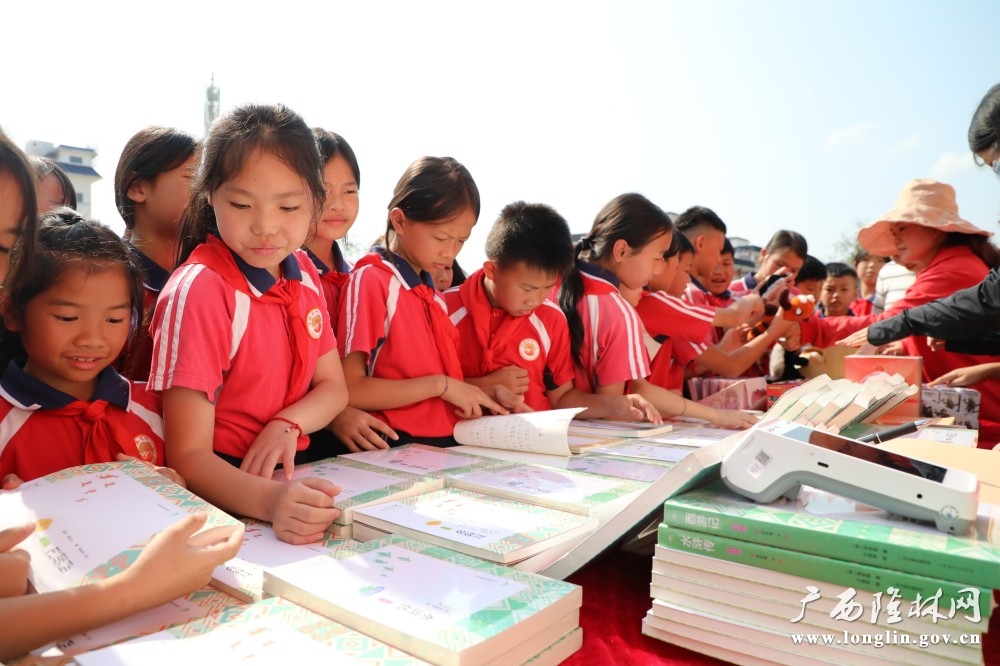 学生在图书展示展销区看书