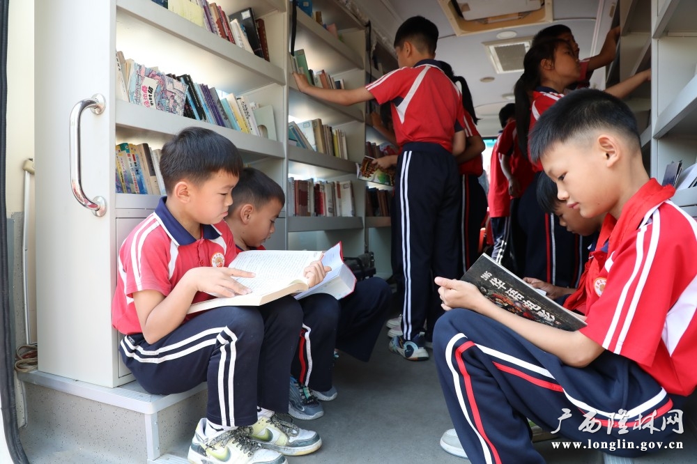 学生在流动 图书车上看书 (1)