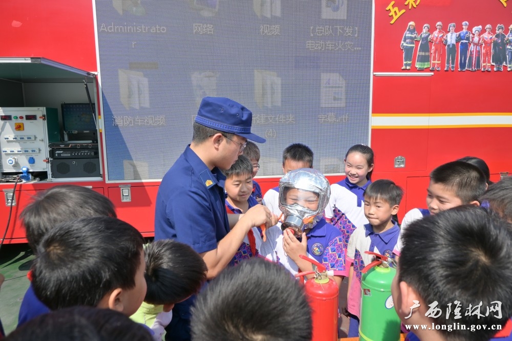 学生体验佩戴防烟面罩