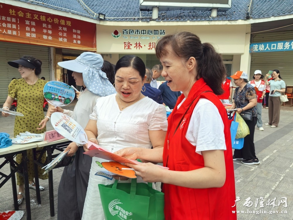 图为党员向群众宣传讲解无偿献血相关知识 图为党员向群众宣传讲解无偿献血相关知识