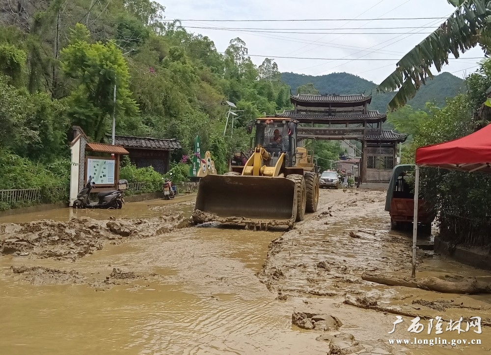 养护人员驾驶铲车清理贵州兴义坝盘路面淤泥。刘勤摄 养护人员驾驶铲车清理贵州兴义坝盘路面淤泥。刘勤摄