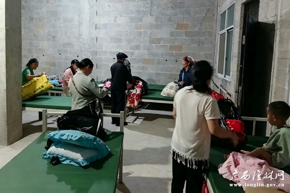 安全转移群众到弄杂村村部临时安置点 安全转移群众到弄杂村村部临时安置点
