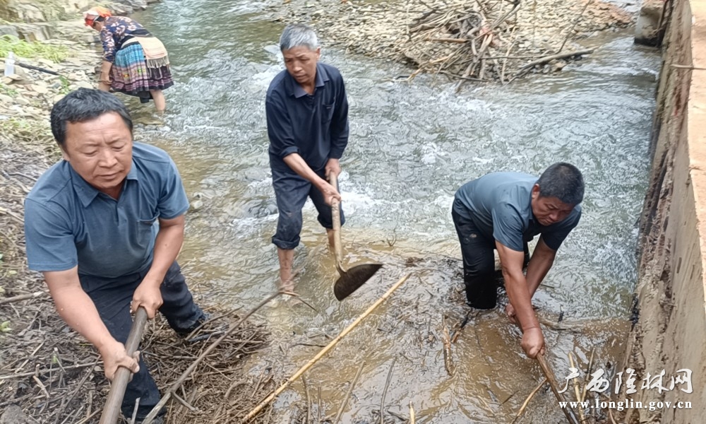 猪场乡岩圩村组织人员清理水漫桥桥洞淤积 猪场乡岩圩村组织人员清理水漫桥桥洞淤积