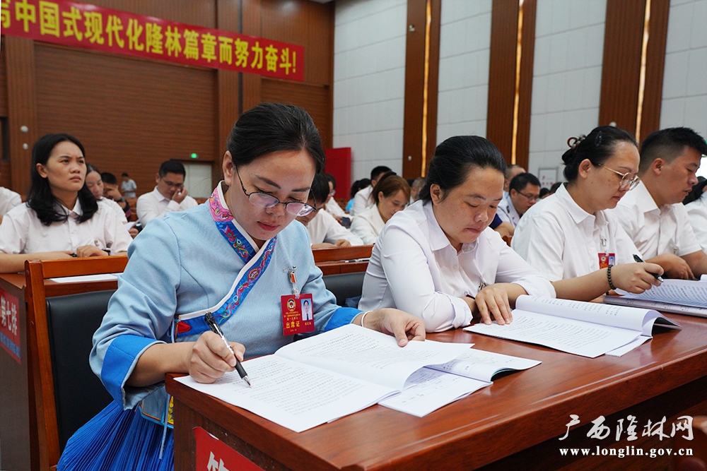 委员聆听报告1 委员聆听报告1