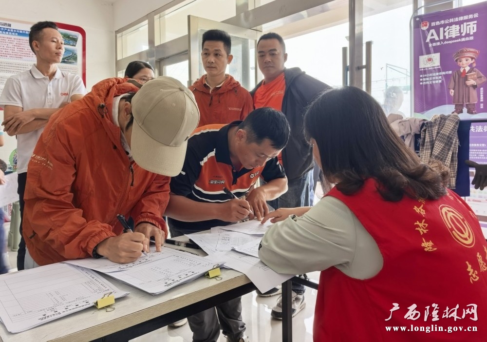 图为:体检人员排队登记 图为:体检人员排队登记