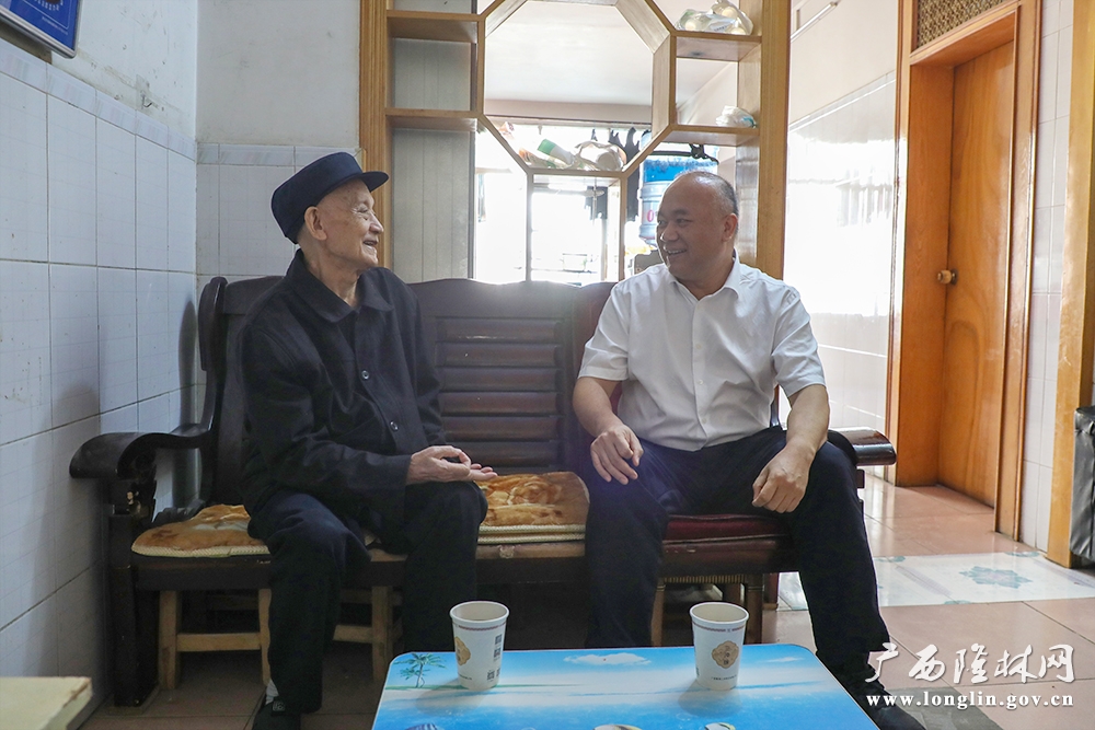 自治县党委书记黄茂兵走访慰问退休老干部韦德恩